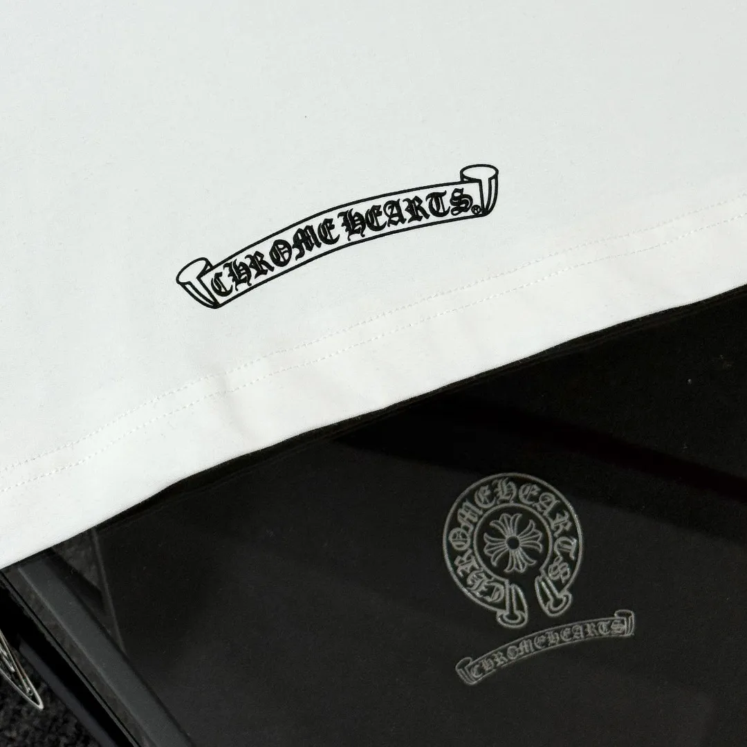 P180 Chrome Hearts 25 high-end versions. The fabric is made of 300 grams of high-density cotton. It does not deform or shrink. It has three labels. It is the same style for men and women. Technology: suede foaming + digital silver printing. Color: white, black. SIZE: S-XL.